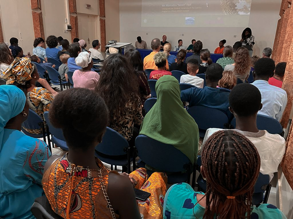 pacifique_ch's tweet photo. Some photos of the closing event of the 2024 "Sailing for mangroves" expedition with @AquaticPhysics and @ceordone  of @UNIGEnews / @sciences_UNIGE , @MaiyaiH of @InstituteGreat and Prof. Kam Tang of @SwanseaUni 

#mangroves #research #event #end #banjul https://t.co/WV8Nu2cV5L