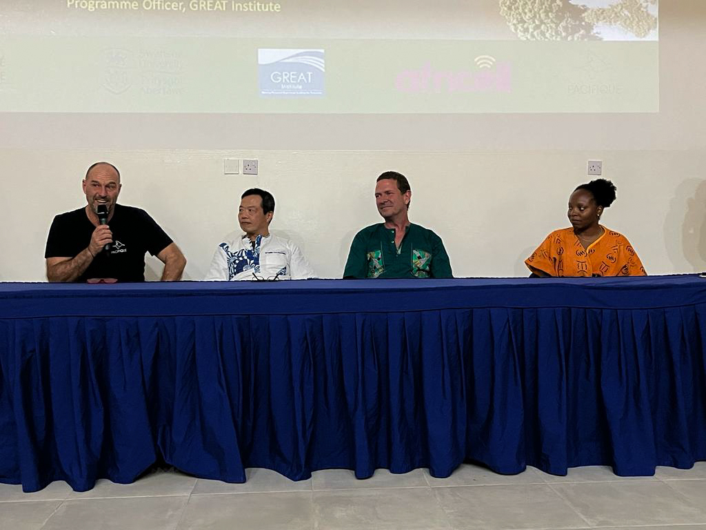 pacifique_ch's tweet photo. Some photos of the closing event of the 2024 "Sailing for mangroves" expedition with @AquaticPhysics and @ceordone  of @UNIGEnews / @sciences_UNIGE , @MaiyaiH of @InstituteGreat and Prof. Kam Tang of @SwanseaUni 

#mangroves #research #event #end #banjul https://t.co/WV8Nu2cV5L