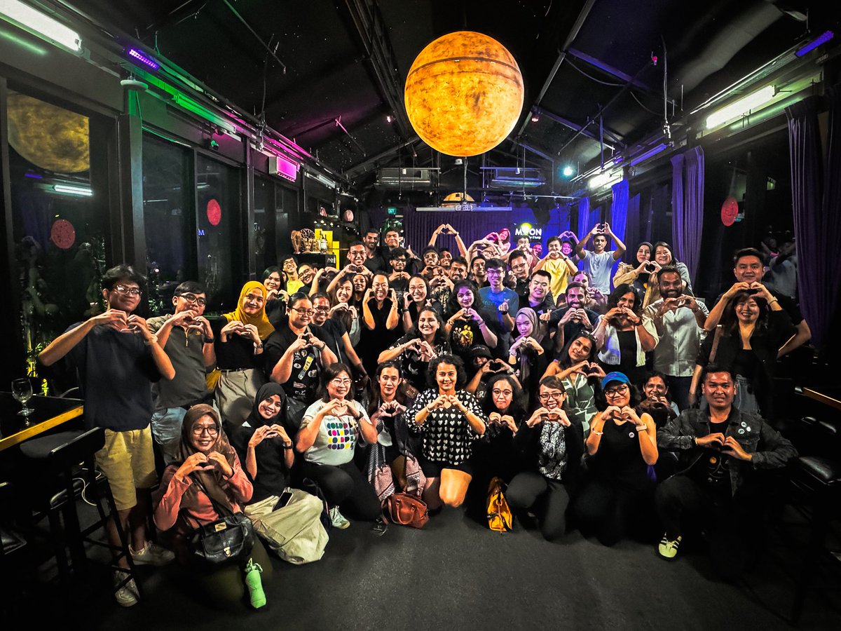 coldplayxtra's tweet photo. Singapore! 🇸🇬 Thank you so much for attending our event and making it so fun 🌕🥳✨

Enjoy the shows 💃 #ColdplaySingapore https://t.co/77CF8tw268