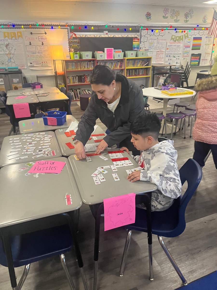 csasyracuse's tweet photo. #CSASCS Elementary showed how reading can be fun during Literacy Night! On January 18th, families visited various classrooms to learn literacy strategies to work with their children at home. Rooms varied from sight words to context clues to theme.

@CharterEmpire @nycharterassoc https://t.co/xp9uICltWy