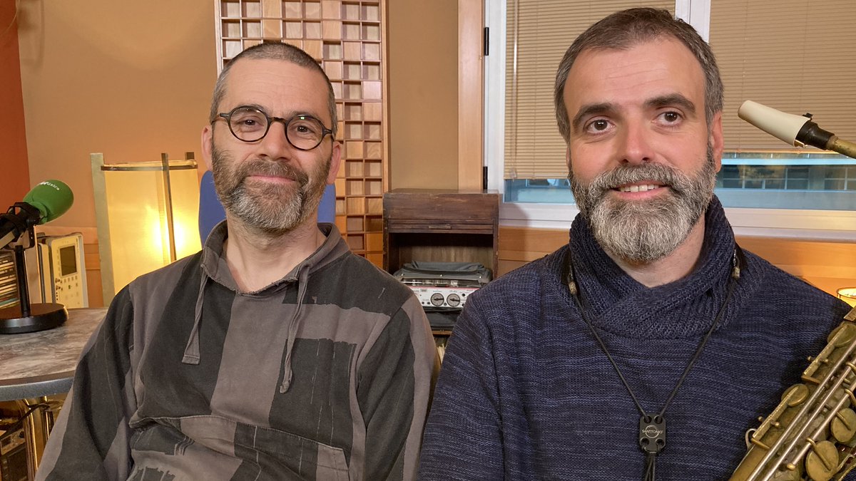 assaig_general's tweet photo. 🎙"La improvisació no es pot ensenyar, però es pot aprendre"
El @_duot (format per Albert Cirera i @ramonpratsroura) ens ha presentat el seu nou disc, #DuotWithStrings, i el projecte cIMIc
🔊https://t.co/pV7s4PgZWp https://t.co/WslcrHnUls