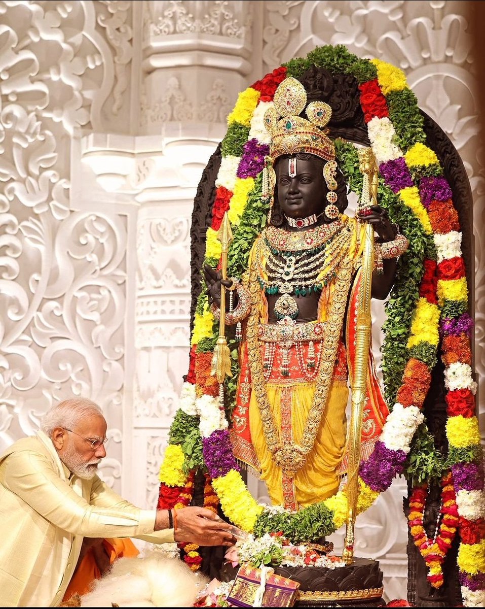 Thevirendrasing's tweet photo. राम मंदिर का संघर्ष एक इतिहास नहीं, बल्कि एक अनुभव है. अनुभव आस्था का, धैर्य का, संघर्ष का और अंततः विजय का. यह अ��ुभव बताता है कि सदियों बाद भी आस्था टूटती नहीं, बल्कि पत्थर बनकर उभरती है. अयोध्या का धाम आज इसी उम्मीद और आस्था से रोशन है. https://t.co/iTbzFZW9Zs