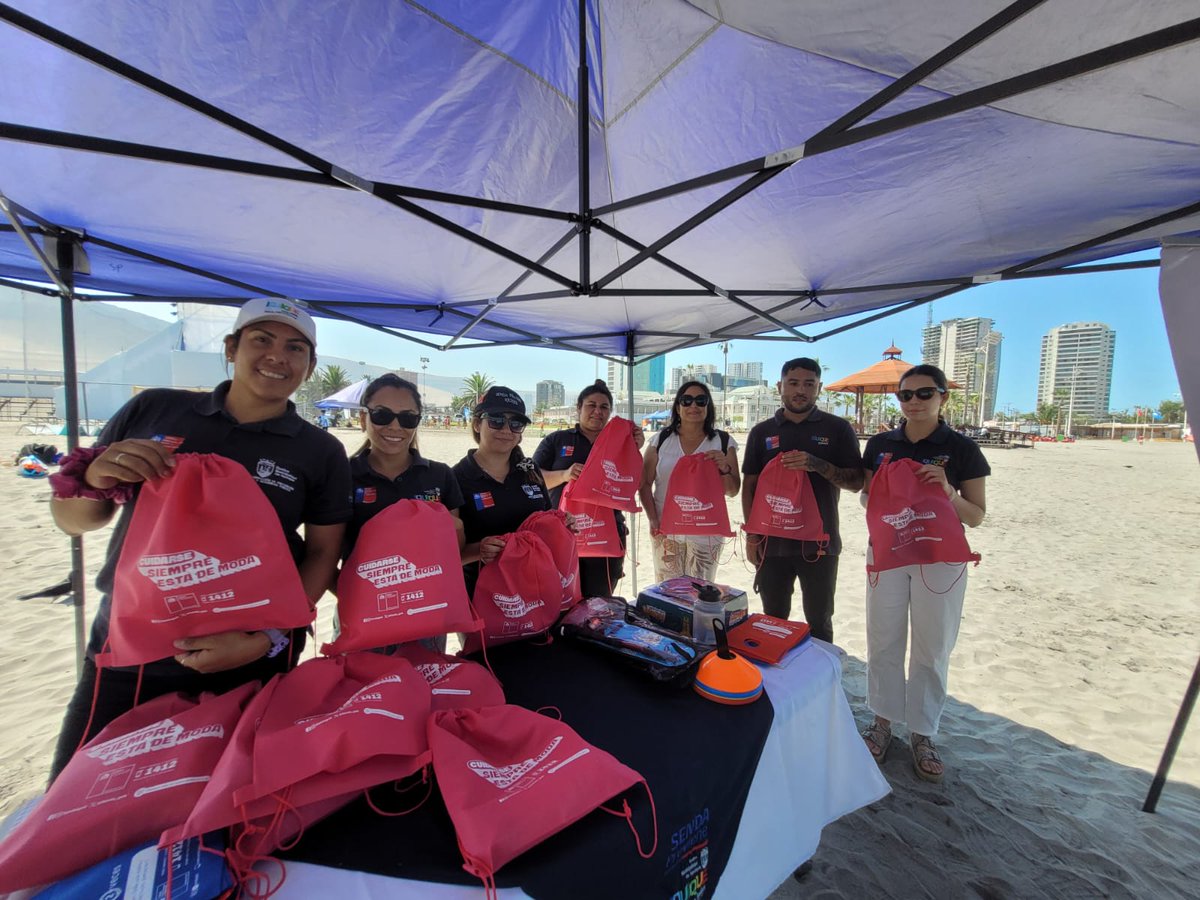 Senda_Tarapaca's tweet photo. ���En Playa Cavancha, nuestro equipo @previene_iqq desarrolló junto a la Corporación Municipal  de Deportes de Iquique @IquiqueDeTodos, la campaña  #CuidarseSiempreEstáDeModa.

👦🏽🙍🙎‍♀️Niñas y niños junto a sus familias disfrutaron de una entrenida jornada recreativa y deportiva. https://t.co/AY0DwMZWjj