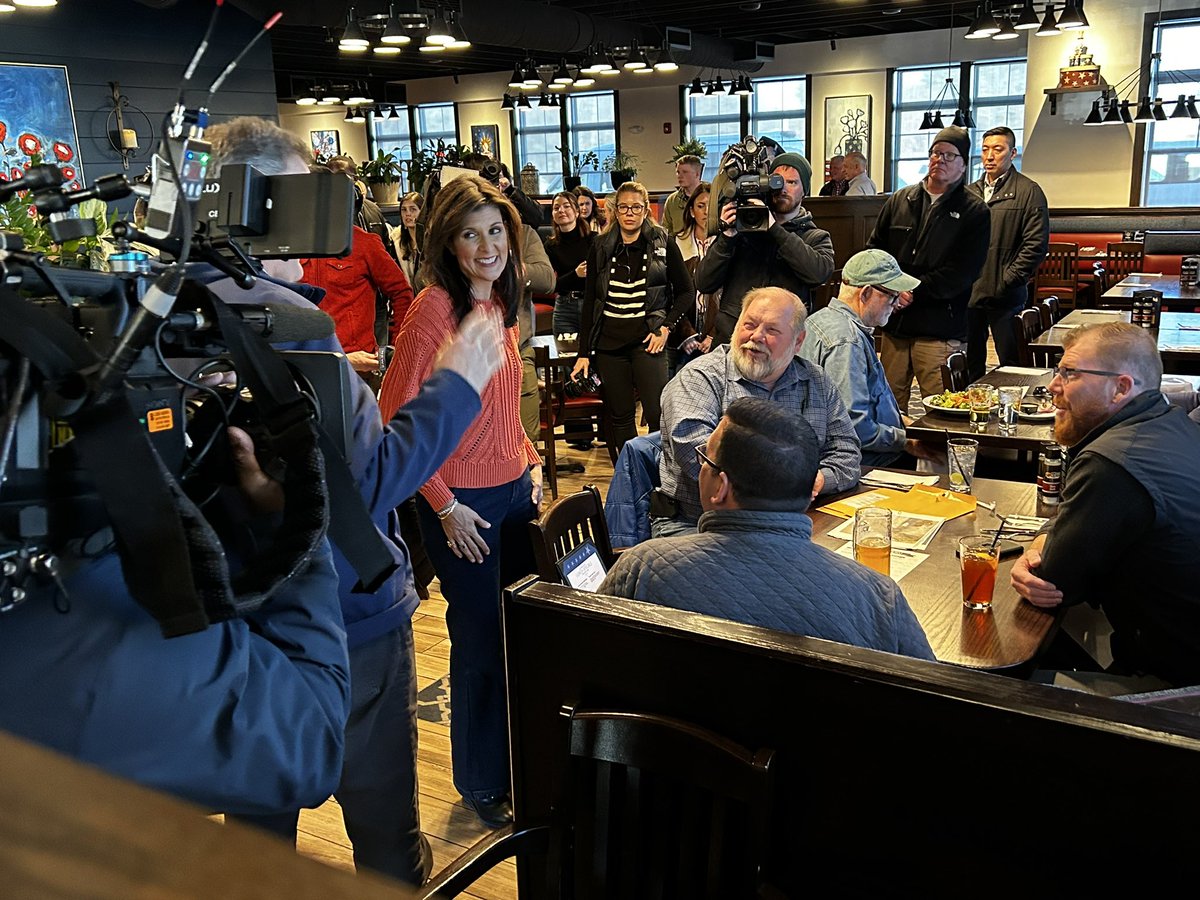 Händeschütteln, Bier zapfen, Babies küssen: <a href="/NikkiHaley/">Nikki Haley</a> gibt im Endspurt in New Hampshire alles. Aber ob‘s reicht…