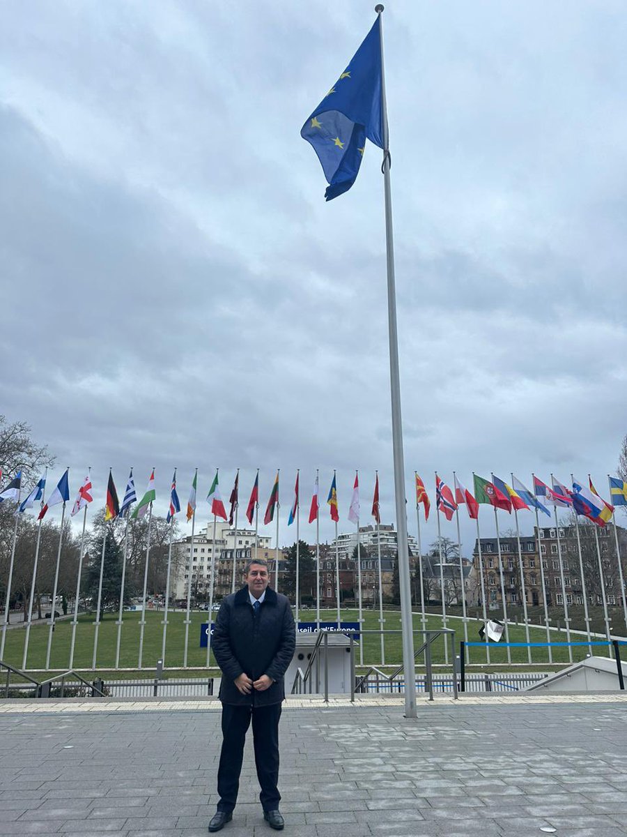 georgemilon's tweet photo. Είχα την τιμή να βρίσκομαι σήμερα στο Στρασβούργο ως Γενικός Γραμματέας της Βουλής των Ελλήνων και να παρευρεθώ στην εκλογή του Βουλευτή @RoussopoulosTh στη θέση του Προέδρου της Κοινοβουλευτικής Συνέλευσης του Συμβουλίου της Ευρώπης. 

Είναι η πρώτη φορά στα 75 χρόνια λειτουργίας αυτού του τόσο σημαντικού ευρωπαϊκού οργανισμού, που ένας 🇬🇷 βουλευτής εκλέγεται στο εν λόγω αξίωμα και μάλιστα ομόφωνα με διακομματική στήριξη από τα πέντε μεγάλα κόμματα της Κοινοβουλευτικής Συνέλευσης. 

Το @coe είναι από τους παλιότερους και επιφανέστερους οργανισμούς  της Ευρώπης, απαρτίζεται από 46 κράτη και  πρωτοστατεί στους τομείς των ανθρώπινων δικαιωμάτων, της Δημοκρατίας και του Κράτους Δικαίου. 

Παράλληλα αντιπροσωπεύει περισσότερους από 670 εκατομμύρια πολίτες. 

Η προεδρία της Κοινοβουλευτικής Συνέλευσης του Συμβουλίου της Ευρώπης έχει σημαντικό ρόλο διότι αυτή εκλέγει τον Γενικό Γραμματέα του Συμβουλίου της Ευρώπης, αυτή εκλέγει τον Επίτροπο Ανθρωπίνων Δικαιωμάτων, αυτή εκλέγει τους δικαστές του Δικαστηρίου Ανθρωπίνων Δικαιωμάτων, το περίφημο Δικαστήριο Ανθρωπίνων Δικαιωμάτων, ενώ η Κοινοβουλευτική Συνέλευση αποστέλλει παρατηρητές σε χώρες για να παρακολουθεί τη διεξαγωγή εκλογών και κατά πόσον αυτές γίνονται με βάση τους κανόνες του κράτους δικαίου και της αντιπροσωπευτικότητας της ψήφου. 

Η προεδρία συνεπώς αυτού του τόσου σημαντικού οργάνου από έναν Έλληνα βουλευτή τον κ.  @RoussopoulosTh δεν μπορεί παρά να μας γεμίσει χαρά και να μας κάνει όλους περήφανους.