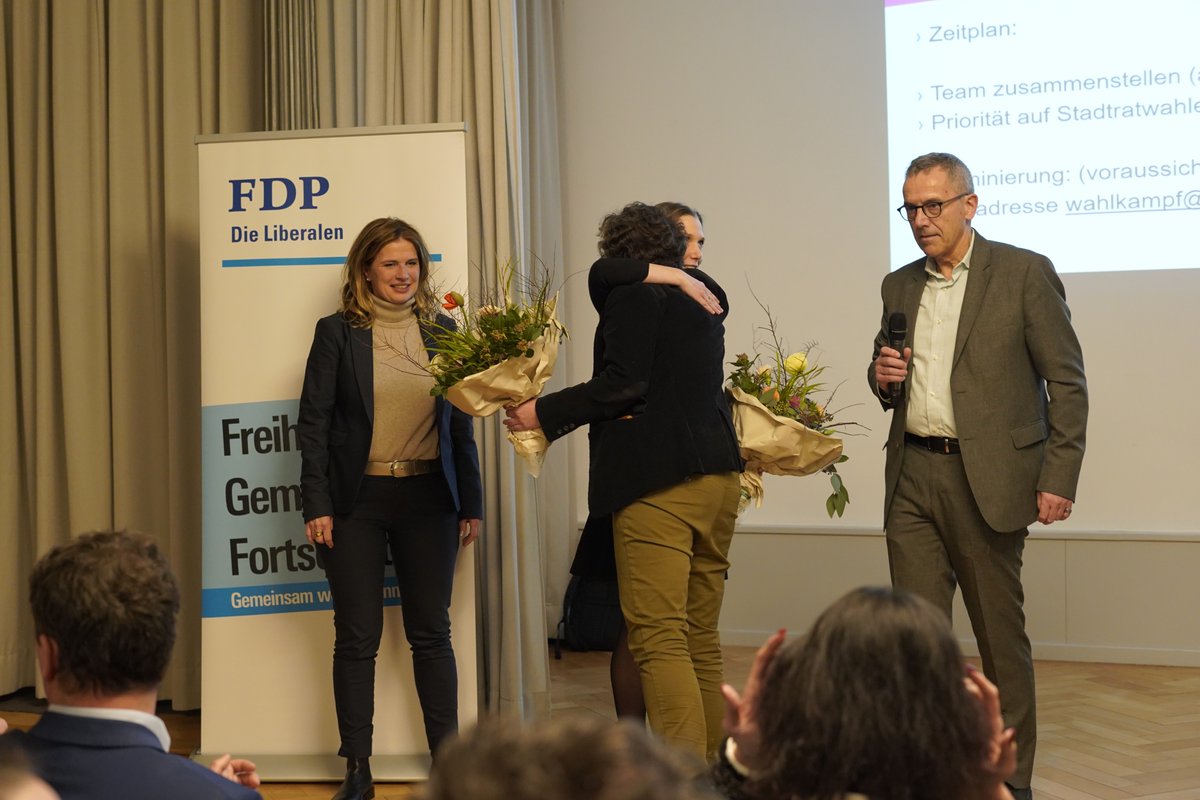 fdp_stadtbern's tweet photo. Grosse Freude an der Mitgliederversammlung der FDP. Die Liberalen Stadt Bern! 🤝 Wir haben heute Abend Florence Pärli (@FS_Schmid ) als offizielle Gemeinderatskandidatin für die Wahlen 2024 nominiert.💙 #FDPStadtBern #Gemeinderat2024 #FlorencePärli https://t.co/gwMtsics3P