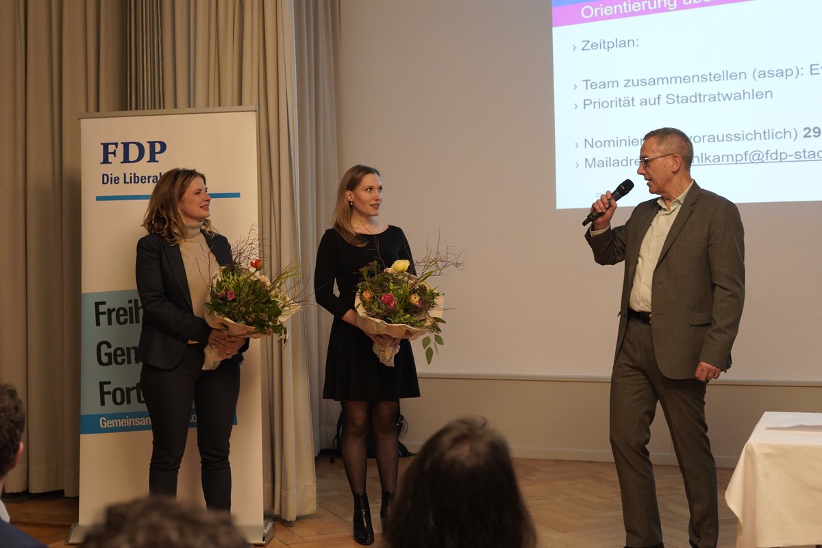 Grosse Freude an der Mitgliederversammlung der FDP. Die Liberalen Stadt Bern! 🤝 Wir haben heute Abend Florence Pärli (<a href="/FS_Schmid/">Florence Paerli</a> ) als offizielle Gemeinderatskandidatin für die Wahlen 2024 nominiert.💙 #FDPStadtBern #Gemeinderat2024 #FlorencePärli