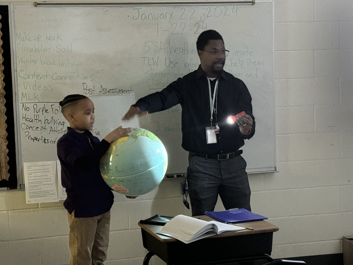 Mr Hickson providing hands on examples for teaching weather and climate 👏 @LANschools @LAJohnTWhite @Drmamouton @MaestraMrsGomez