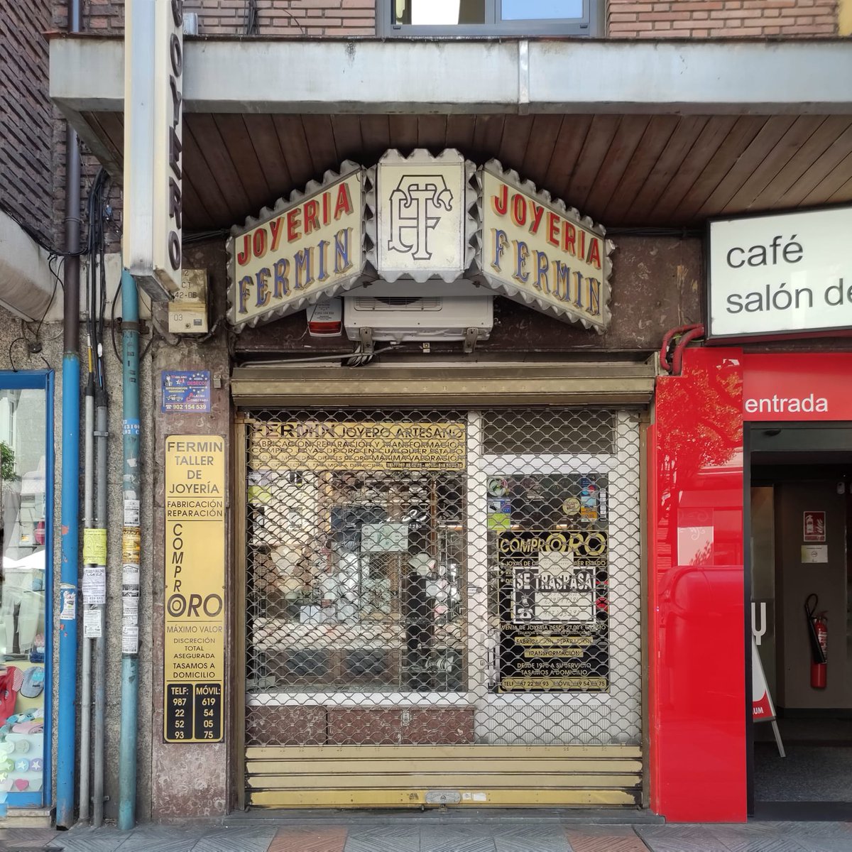 MayusculaL's tweet photo. Joyería Fermín // Av. Gran Vía de San Marcos 41 // León
Toda la historia, en instagram 📸👇
https://t.co/MZp9WjVlXD
fotos: @ordasjavier
@patrimografico #patrimoniografico #leonesp #tipografia #rotulo #fotografía https://t.co/97QuTr5pr9