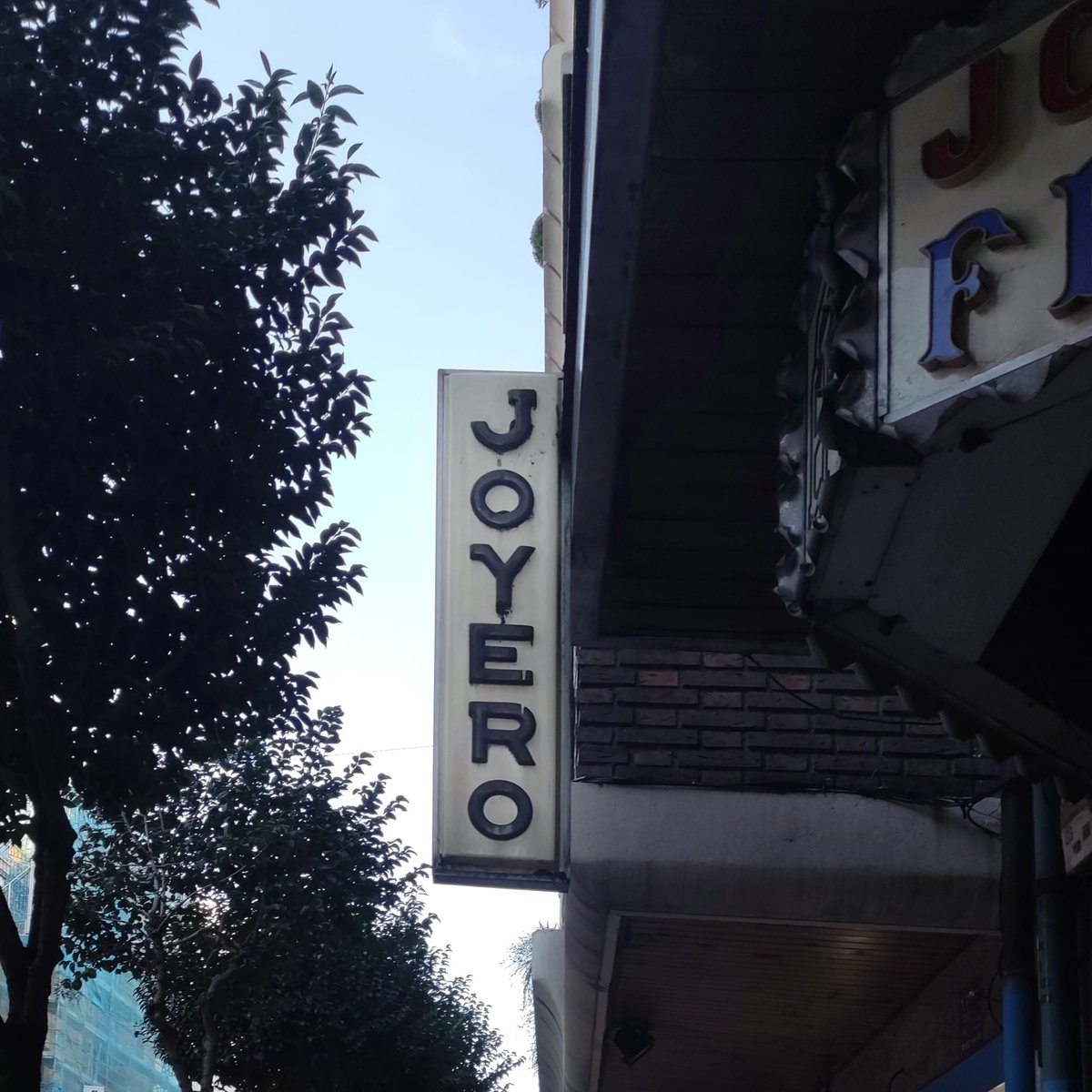 MayusculaL's tweet photo. Joyería Fermín // Av. Gran Vía de San Marcos 41 // León
Toda la historia, en instagram 📸👇
https://t.co/MZp9WjVlXD
fotos: @ordasjavier
@patrimografico #patrimoniografico #leonesp #tipografia #rotulo #fotografía https://t.co/97QuTr5pr9