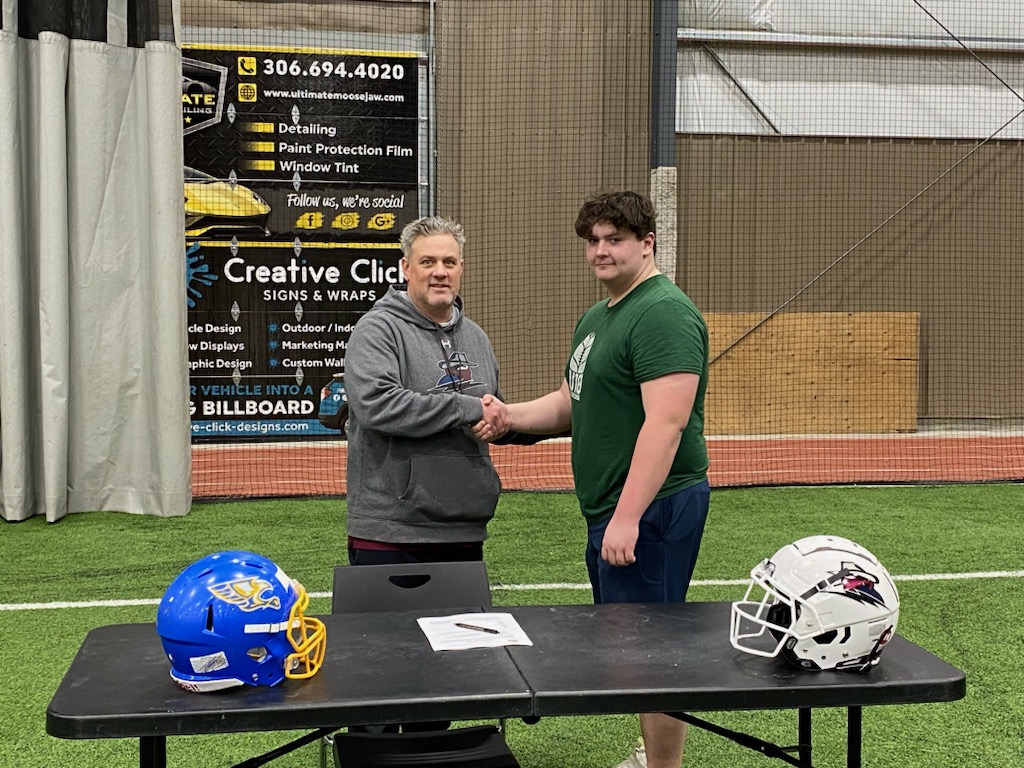 MathewVids13364's tweet photo. Thank you to the Regina Thunder @reginathunder Coach MacAulay @ScotchM, the Dline coaches Coach Kezama and Coach Tholl for the commitment. It was a cool experience to be offered and sign on field directly after the camp! Excited to get started. Go Thunder!! https://t.co/uALVgp5uQu
