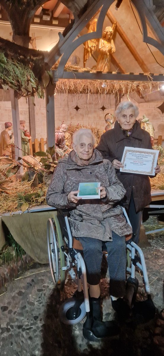 La Basílica de la Puríssima Concepció, ens va otorgar ahir, el premi al pessebre més original!!! La Isabel i la Rossita van ser les portaveus de la comunitat Olivaret per anar a recollir el premi!!!! Gràcies pel reconeixement 😍