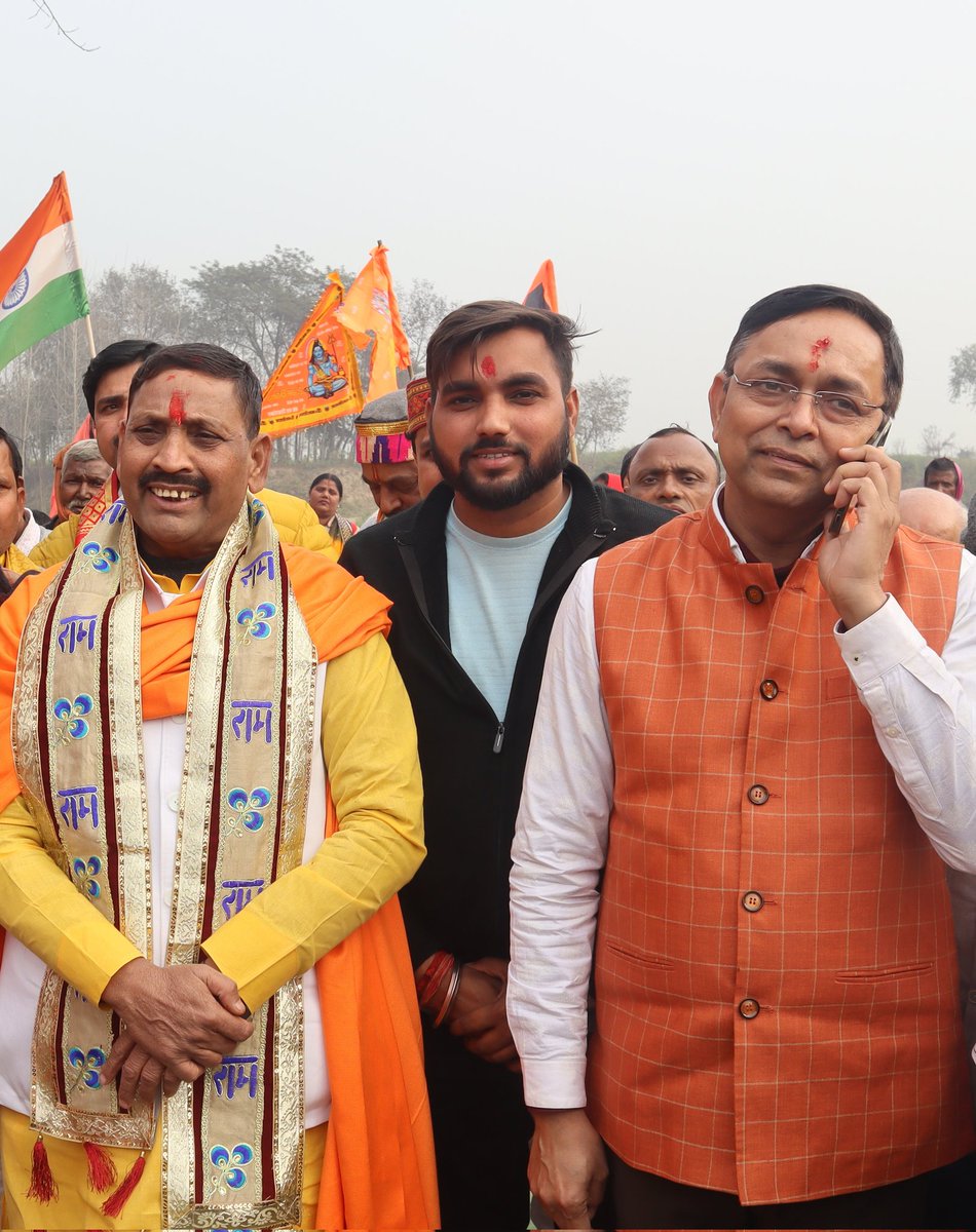 Abhishe37300224's tweet image. Jai shri ram.......❤️🙏🏻❤️
 आज हमारे बरेली के प्रिय सांसद - #DharmendraKashyap jii  और बिथरी विधायक - #Raghvendra #Sharma jiii  के साथ मिल कर खुशी मनाई और दीपक जलाए  आज सच में लग की राम आए हैं एक बार फिर से राम जी के आने की ख़ुशी में हम सब मिलकर दिवाली मना रहे हैं #jaisnatandharam