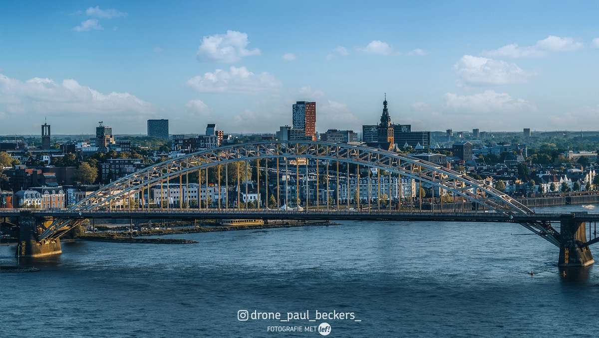 De Nijmeegse Waalbrug, een vertrouwd symbool dat je thuisbrengt. Haar imposante verschijning omarmt je met een gevoel van herkenning, een onmiskenbaar baken dat je weet dat je in Nijmegen bent.
📌 Locatie: De Waalbrug 
📍 Plaats: Nijmegen 
✅ Dronefotografie | Film: Paul Beckers