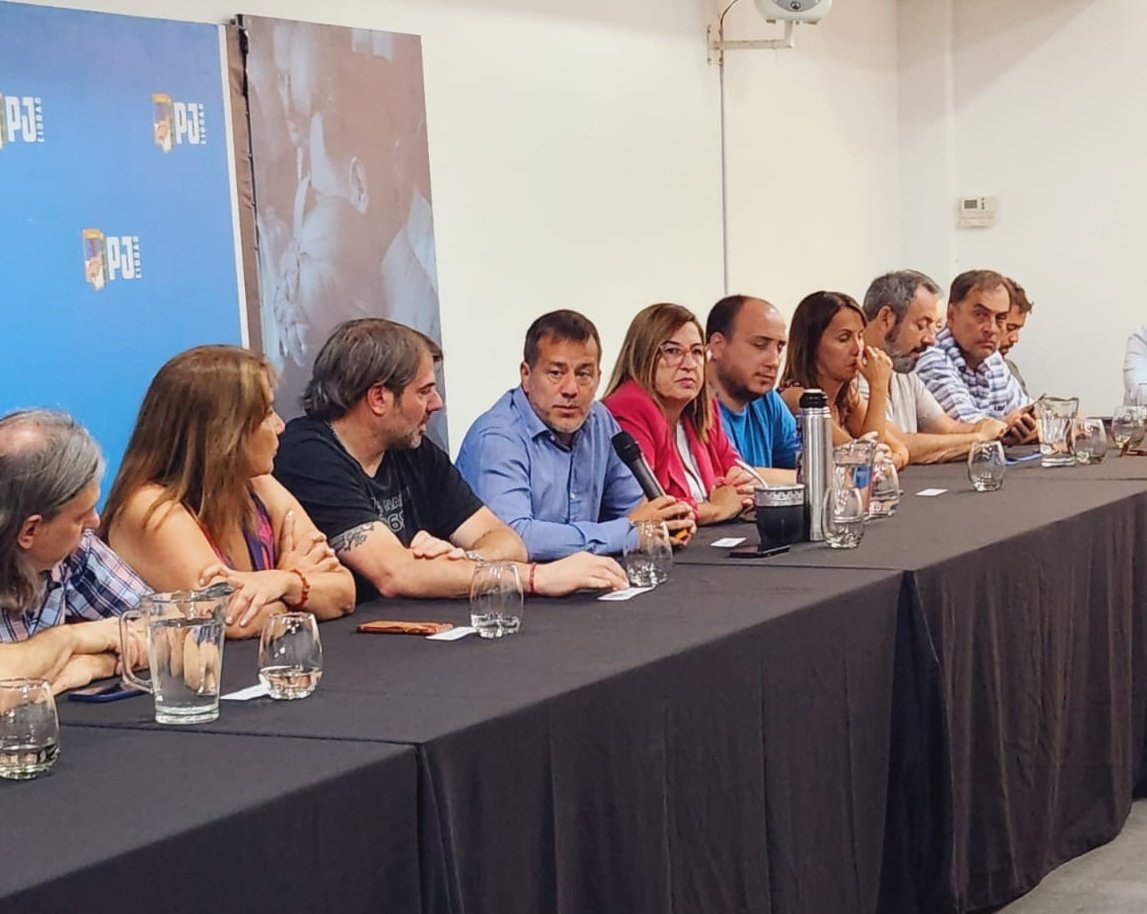 lualdidiego's tweet photo. Hoy participamos de la reunión de Unión x la Patria de la ciudad Buenos Aires para adherir al paro nacional y Movilización convocado por la CGT para el 24/1 https://t.co/uR0REeqIyX