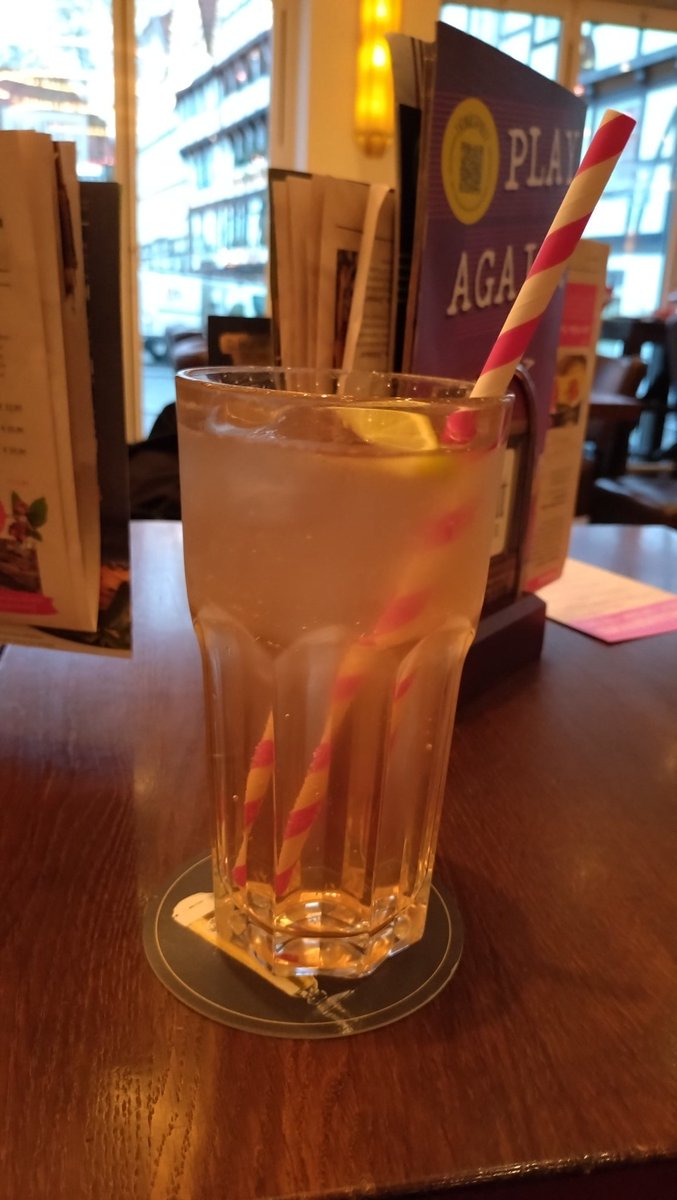 kwkatiwe's tweet photo. Wegen Regen auf eine Rhabarber #Schorle ins nächste Café. https://t.co/CdW5fV4fqX