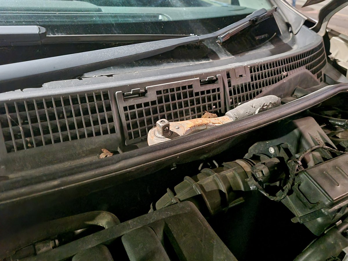 Dr_MuhammadUmar's tweet photo. Left my car at #Heathrow off-airport parking for 3 weeks.  Came back, needed go refill the cars windscreen washing liquid.  Bonnet would not open easily, but eventually did.  Then found this.  Any advice? #ScamAlert https://t.co/bPOvvZgKax