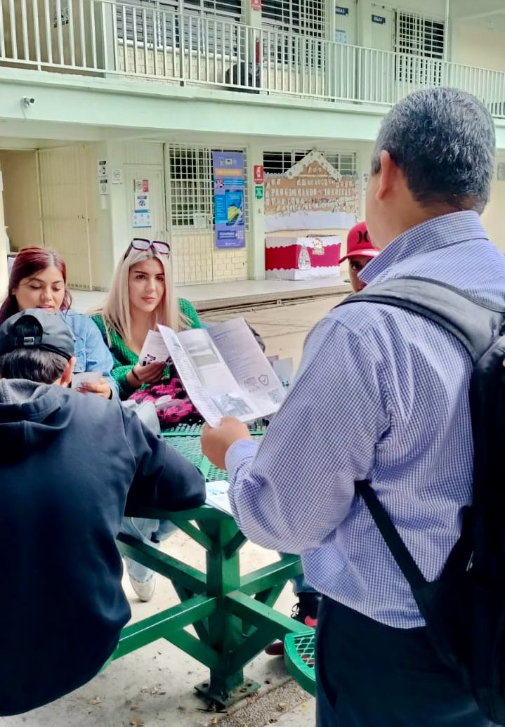 InstitutodePro's tweet photo. Personal de la Coord. Gral. de Capacitación del #InstitutoDeProtecciónSinaloa entregó material de difusión a estudiantes de las licenciaturas en Periodismo y Comunicación de Universidad Autónoma de Sinaloa.

#LibertadDeExpresion🎤🎙️🗞️
#DerechoADefenderDerechos📢🏳️
#IPPPDDHyP https://t.co/vUuUsVxByw