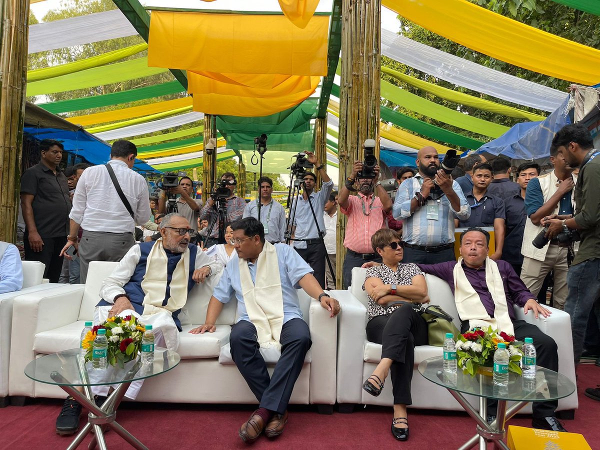 bykarthikreddy's tweet photo. Rahul Gandhi has no idea what's happening in India. Questions why Meghalaya pineapple has not been promoted?

This Gold making potato guy needs to know that,

✅Meghalya's Pineapples are big hit in Middle East & other countries
✅PM Modi Govt organized Pineapple Festival & was celebrated at Dilli Haat
✅Brand Anaras has been developed under the ODOP concept for dried spicy pineapple from the district Ri Bhoi, Meghalaya.