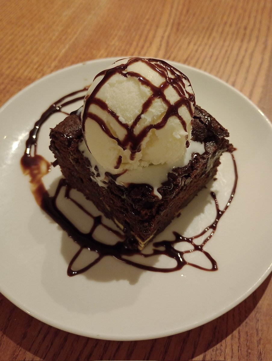 So does anyone fancy sharing my 'Triple Chocolate Brownie?'😜😋🤪 #BrewersFayre #MondayNightTreat 🤎