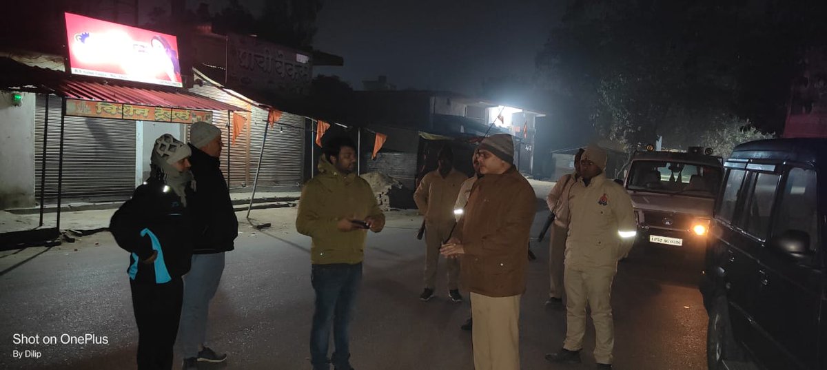 DeoriaPolice's tweet photo. #SPDeoria के निर्देशन में जनपदीय पुलिस द्वारा अपने अपने थाना क्षेत्र के बैरियरों पर पुलिस बल द्वारा सघन संदिग्ध व्यक्तिओं/वाहनों को चेक किया गया । 
#UPPolice https://t.co/Rdbe6b4htA