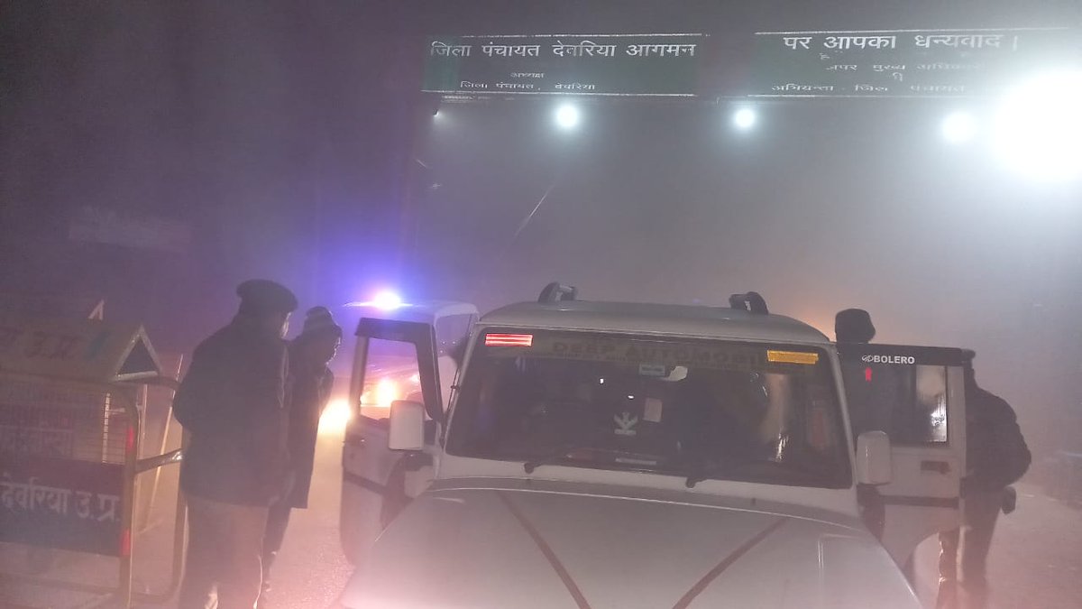 DeoriaPolice's tweet photo. #SPDeoria के निर्देशन में जनपदीय पुलिस द्वारा अपने अपने थाना क्षेत्र के बैरियरों पर पुलिस बल द्वारा सघन संदिग्ध व्यक्तिओं/वाहनों को चेक किया गया । 
#UPPolice https://t.co/Rdbe6b4htA