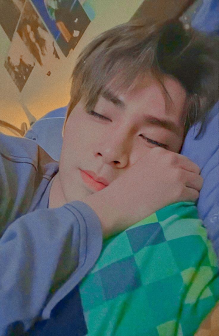 manyfacdgod's tweet photo. Ayo buruan lulus, sepi banget bobo sendiri:(( @Iunisolace https://t.co/Pj2lxAl0q1