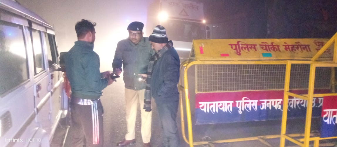 DeoriaPolice's tweet photo. #SPDeoria के निर्देशन में जनपदीय पुलिस द्वारा अपने अपने थाना क्षेत्र के बैरियरों पर पुलिस बल द्वारा सघन संदिग्ध व्यक्तिओं/वाहनों को चेक किया गया । 
#UPPolice https://t.co/Rdbe6b4htA