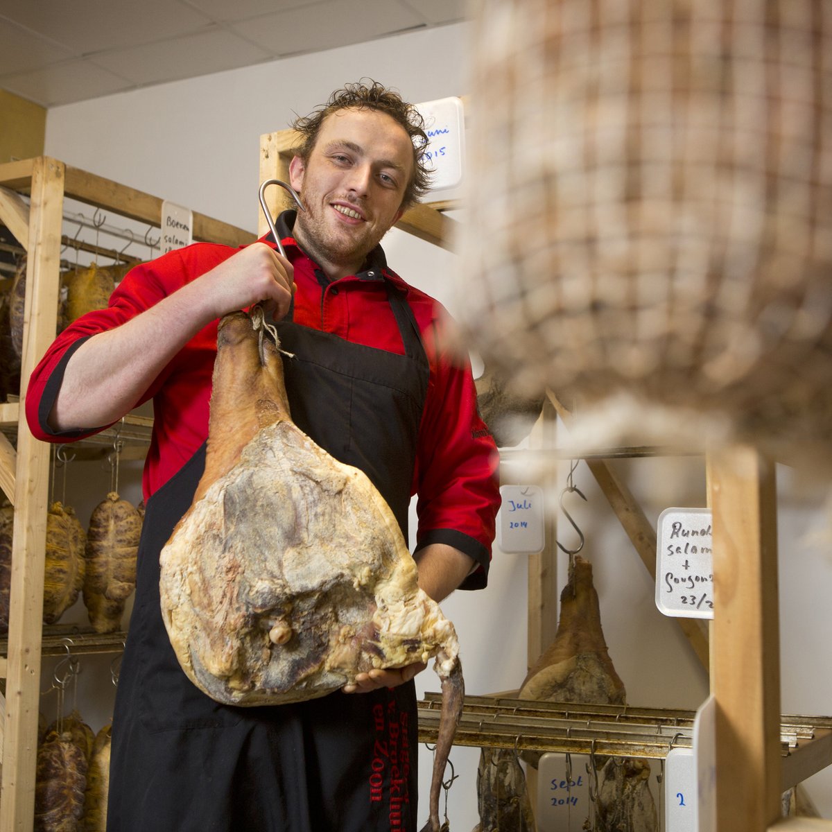 Rauwe ham; de ambachtelijke slager toont hoe dat echt gemaakt wordt. 

bit.ly/3Hu2wKc

#slager
#ambacht
#rauweham