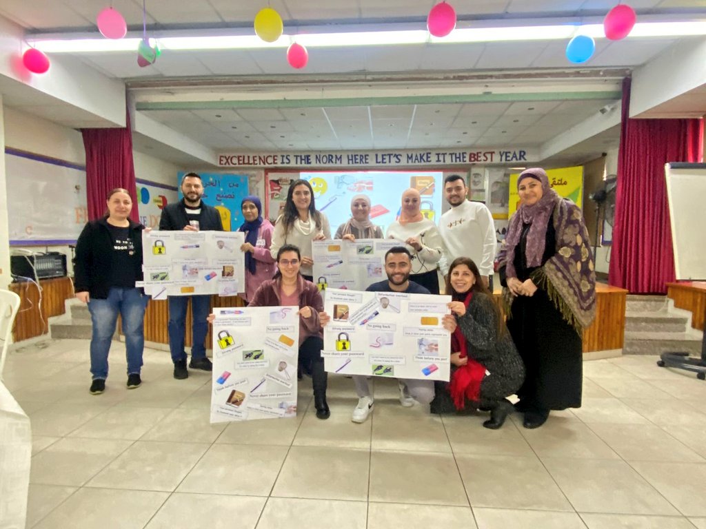 mahasinSA's tweet photo. المواطنة الرّقمية هي التّوجيه نحو منافع التقنية والحماية من أخطارها من خلال التّركيز على مفهوم الاحترام، التعليم والحماية. باختصار هي التّعامل الذكي مع التكنولوجيا 👍👍
#دورة_فعالة_ومثمرة
 @makdawhaschool 
Done by: @NisrineZoya 
@soha_nj https://t.co/buUeiCmJEn