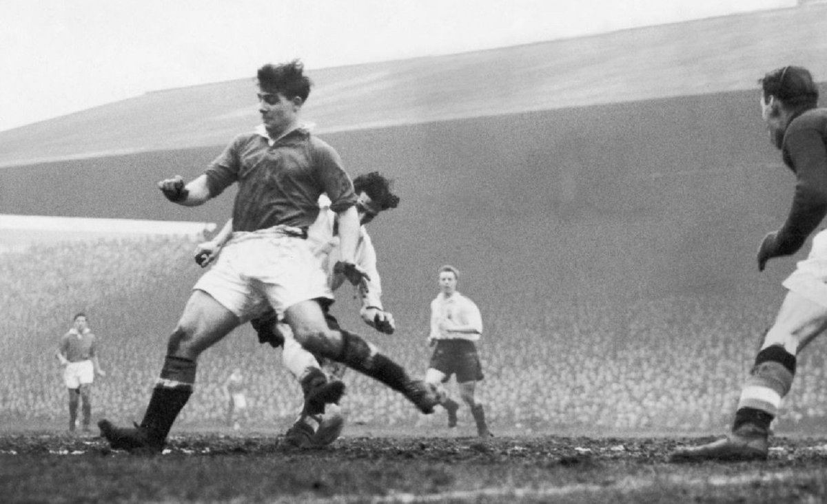 22/1/1955. 1-1 against Bolton at OT. Duncan Edwards and Ray Wood in action #mufc