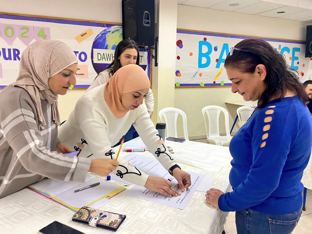 mahasinSA's tweet photo. المواطنة الرّقمية هي التّوجيه نحو منافع التقنية والحماية من أخطارها من خلال التّركيز على مفهوم الاحترام، التعليم والحماية. باختصار هي التّعامل الذكي مع التكنولوجيا 👍👍
#دورة_فعالة_ومثمرة
 @makdawhaschool 
Done by: @NisrineZoya 
@soha_nj https://t.co/buUeiCmJEn
