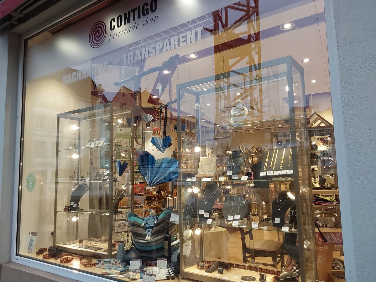 FAIRDREHT's tweet photo. Vom 22.-27. Januar 2024 findet in Saarbrücken das #Filmfestival @MaxOphuelsPreis statt
https://t.co/mziu0qddse

Der #CONTIGO #Fairtrade  #Shop
am Sankt Johanner Markt
in Saarbrücken
schmückt aus diesem Anlass sein Schaufenster liebevoll mit Produkten aus Fairem Handel.
#ffmop https://t.co/BAZbUEM7p7