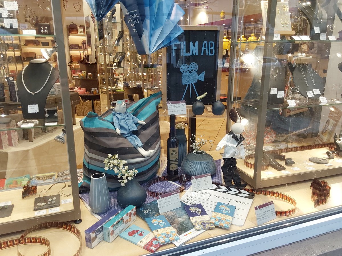 FAIRDREHT's tweet photo. Vom 22.-27. Januar 2024 findet in Saarbrücken das #Filmfestival @MaxOphuelsPreis statt
https://t.co/mziu0qddse

Der #CONTIGO #Fairtrade  #Shop
am Sankt Johanner Markt
in Saarbrücken
schmückt aus diesem Anlass sein Schaufenster liebevoll mit Produkten aus Fairem Handel.
#ffmop https://t.co/BAZbUEM7p7