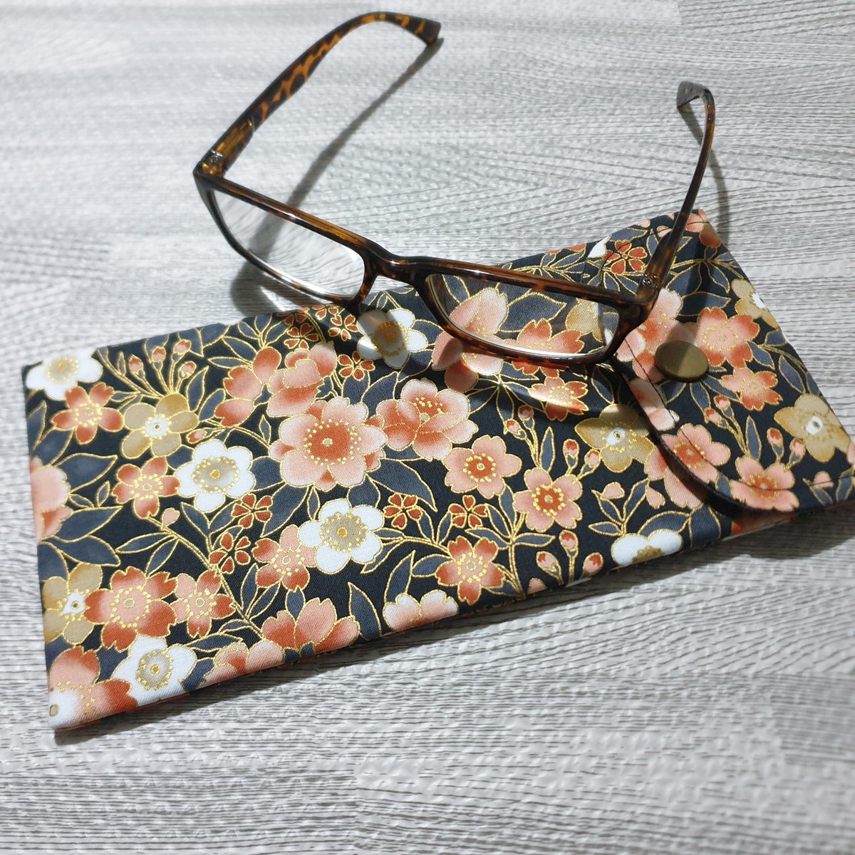 Shop Now From My Profile. Padded Glasses Case in Floral 100% Cotton Fabric.  #cotton #Glasses #glassescase #fyp #gift #facebookseller #facebookstore #facebookhandmade #Facebook #handmadecraftsandgiftsbyjules #floral #flowers