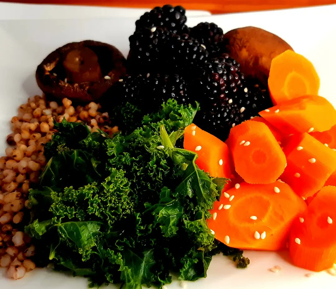 Skamoteane's tweet photo. My #meatlessmonday lunch was roasted brown mushrooms with blackberries, sorghum, steamed kale &amp; carrots. 
Counting down to #PlantingTheFuture with @SFYNetwork and @SlowFoodHQ
#myplantbasedjourney #plantforward #slowfood #goodcleanfair https://t.co/1KFEYxHxjc