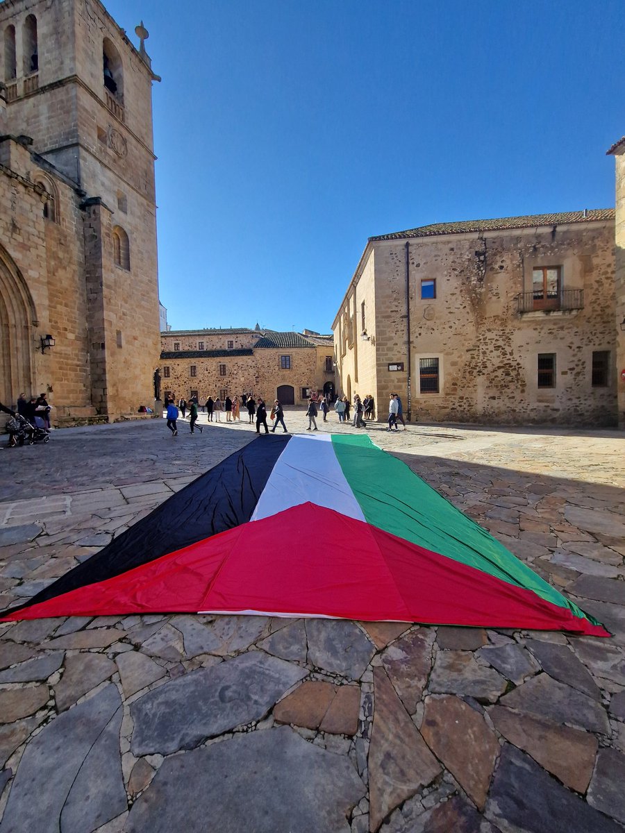 refugiados_cc's tweet photo. Cáceres hoy apoyando al pueblo palestino y contra el genocidio de Israel. https://t.co/DjOmluDuF3