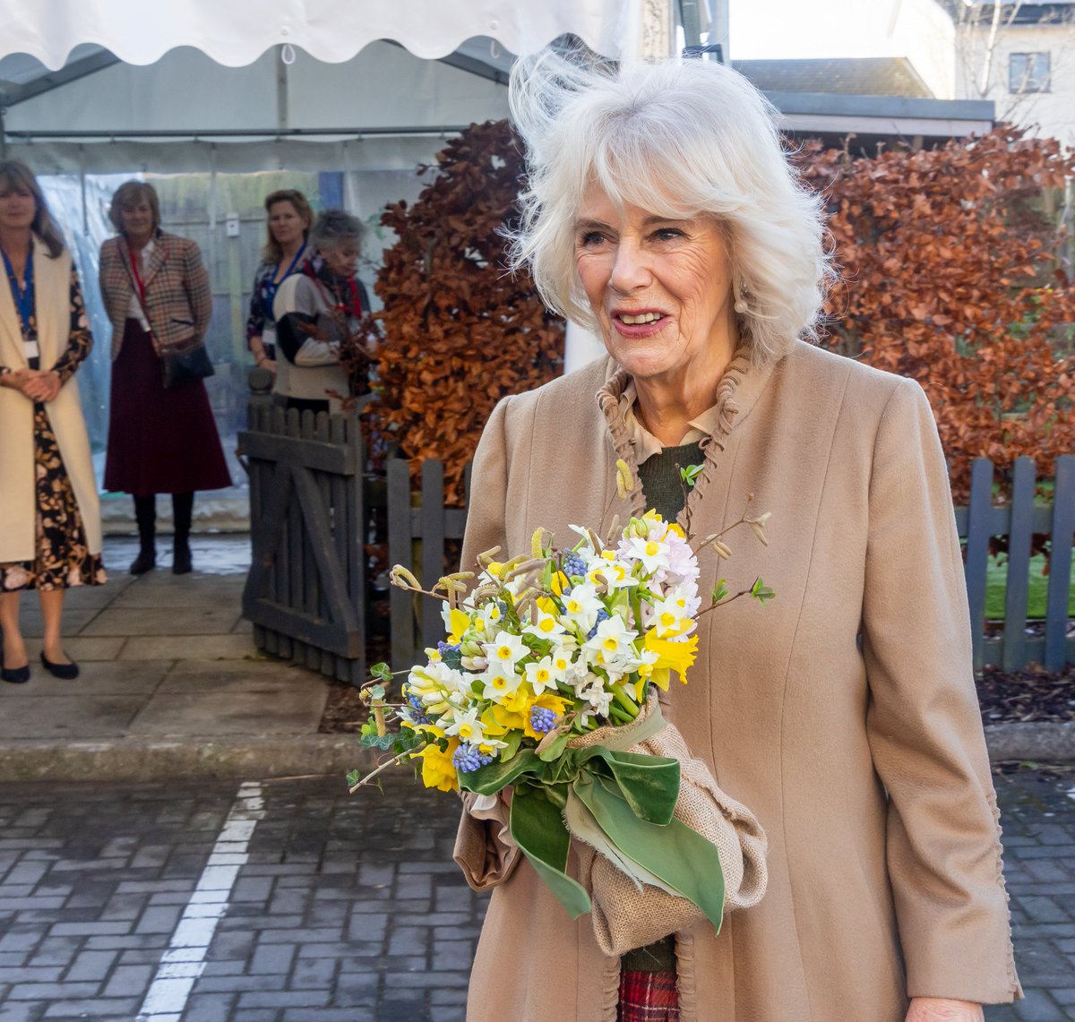 HM Queen Camilla visited SDASS today marking the start of our 50th Anniversary year and officially unveiled the new name of the refuge building Jenni’s House chosen by current residents to honour the charity’s founder Jenni Manners.