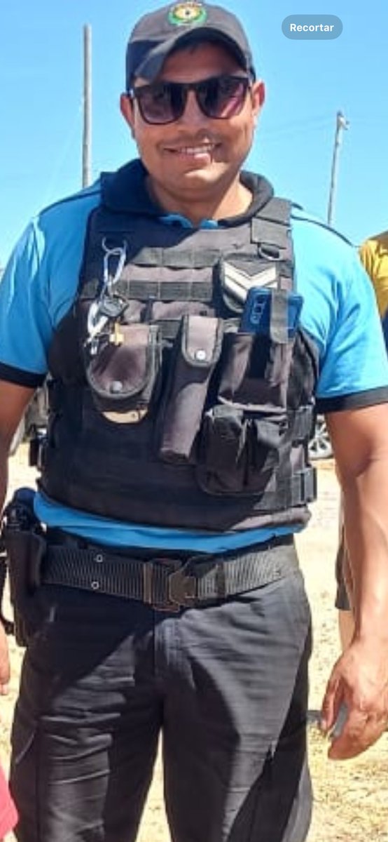 PedroLambertini's tweet photo. Ayer con EP vivimos una situación preocupante y violenta en suelo chubutense. Yo les cuento, ustedes saquen sus conclusiones.

Estábamos en una plaza de Madryn por el acto por los 30 años del incendio, al que había concurrido el flamante gobernador, cuyo nombre desconocía, y rostro jamás había visto. “Qué bien que esté presente”, pensé yo. Cuando lo llaman para hacer entrega de una ofrenda floral junto con la madre de una de las víctimas (foto 1) EP, que tiene formación militar y es muy de las formas, se indigna y me susurra: “no puede venir así vestido a un evento como este, es una falta de respeto”, a lo que suscribo callado sin saber lo que vendría después.
Cuando el gobernador, quien no aparenta tener más de cuarenta años, regresa a su lugar a un brazo de distancia de nosotros EP no puede contenerse y le reprocha en tono de admonición, pero sin vulnerar la solemnidad del acto: “un gobernador tendría que venir mejor vestido a un acto como este”. El dirigente, visiblemente descolocado, gira para verlo, lo escanea de arriba a abajo y, desdeñoso, responde: “¿y vos, qué?”
⁃“vos sos el gobernador, tendrías que estar mejor vestido para una ocasión como esta”, insiste EP.
⁃“¿Y vos quién sos?”, increpa en tono despectivo.
Y ahí tuve que abandonar mi condición de espectador, e ingresar al intercambio:
⁃“Él es uno de los que colaboró en las tareas de intento de rescate, y el que pagó 200 mil pesos un pasaje de avión para estar presente aquí hoy. Ese es”, musito no sin énfasis.
⁃Callado, gira la cabeza, mira para adelante y la cosa queda ahí. O eso creímos.

Finalizado ese acto nos dirigimos a otra locación, en la que se inauguraría una obra de arte en homenaje a los 25 caídos en cumplimiento del deber, donde el gobernador ya no estaría presente. Allí habremos estado unas dos horas. Luego, subimos a un auto de los tantos bomberos que se habían ofrecido para llevarnos camino al cementerio para el responso, y salimos. A pocos metros, en la ruta, nos encontramos con un control vial, que frena al auto que venía adelante y a nosotros. A su vez, vemos que se adelanta un móvil policial que nos seguía y también se detiene. Bajan tres oficiales (fotos 2, 3 y 4), y proceden a pedirle documentación de rutina al conductor. 
“Estamos con el equipo de bomberos”, explica una mujer que nos acompañaba. 
“Si, si, es control de rutina”, nos aclara el policía. 
Miren cómo continúa el amistoso “control de rutina”: primero a EP, que estaba sentado detrás de mí y luego a quien suscribe:

DNI (le sacan foto anverso y reverso avisando que después la borrarían), y proceden a sacarnos foto a nosotros dentro del auto.
¿Su domicilio es el que figura en el DNI?
¿Ustedes son de Madryn?
¿Nombre de su padre? (!!!)
¿Nombre de su madre?
¿Profesión?
¿Y usted donde trabaja?
La empresa, ¿municipal o provincial? (sic)
¿Y es de aca de Madryn?
¿Y como se llama la empresa?

Para que quedase bien claro que se trataba de una intimidación nada de todo lo anterior citado le preguntaron a las otras dos personas que viajaban con nosotros. Ipso facto establecí una relación entre esa coacción y lo que había sucedido previamente pero, lo dicho, hagan sus inferencias.

El desafortunado episodio de ningún modo  empañó haber podido estar presente en el acto acompañando a los héroes y sus familiares, pero no deja de ser una invitación a reflexionar sobre el país en el que queremos vivir.