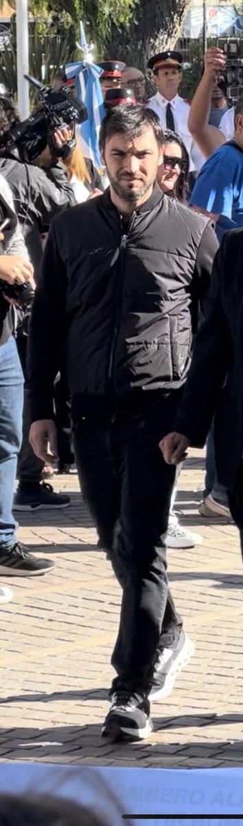PedroLambertini's tweet photo. Ayer con EP vivimos una situación preocupante y violenta en suelo chubutense. Yo les cuento, ustedes saquen sus conclusiones.

Estábamos en una plaza de Madryn por el acto por los 30 años del incendio, al que había concurrido el flamante gobernador, cuyo nombre desconocía, y rostro jamás había visto. “Qué bien que esté presente”, pensé yo. Cuando lo llaman para hacer entrega de una ofrenda floral junto con la madre de una de las víctimas (foto 1) EP, que tiene formación militar y es muy de las formas, se indigna y me susurra: “no puede venir así vestido a un evento como este, es una falta de respeto”, a lo que suscribo callado sin saber lo que vendría después.
Cuando el gobernador, quien no aparenta tener más de cuarenta años, regresa a su lugar a un brazo de distancia de nosotros EP no puede contenerse y le reprocha en tono de admonición, pero sin vulnerar la solemnidad del acto: “un gobernador tendría que venir mejor vestido a un acto como este”. El dirigente, visiblemente descolocado, gira para verlo, lo escanea de arriba a abajo y, desdeñoso, responde: “¿y vos, qué?”
⁃“vos sos el gobernador, tendrías que estar mejor vestido para una ocasión como esta”, insiste EP.
⁃“¿Y vos quién sos?”, increpa en tono despectivo.
Y ahí tuve que abandonar mi condición de espectador, e ingresar al intercambio:
⁃“Él es uno de los que colaboró en las tareas de intento de rescate, y el que pagó 200 mil pesos un pasaje de avión para estar presente aquí hoy. Ese es”, musito no sin énfasis.
⁃Callado, gira la cabeza, mira para adelante y la cosa queda ahí. O eso creímos.

Finalizado ese acto nos dirigimos a otra locación, en la que se inauguraría una obra de arte en homenaje a los 25 caídos en cumplimiento del deber, donde el gobernador ya no estaría presente. Allí habremos estado unas dos horas. Luego, subimos a un auto de los tantos bomberos que se habían ofrecido para llevarnos camino al cementerio para el responso, y salimos. A pocos metros, en la ruta, nos encontramos con un control vial, que frena al auto que venía adelante y a nosotros. A su vez, vemos que se adelanta un móvil policial que nos seguía y también se detiene. Bajan tres oficiales (fotos 2, 3 y 4), y proceden a pedirle documentación de rutina al conductor. 
“Estamos con el equipo de bomberos”, explica una mujer que nos acompañaba. 
“Si, si, es control de rutina”, nos aclara el policía. 
Miren cómo continúa el amistoso “control de rutina”: primero a EP, que estaba sentado detrás de mí y luego a quien suscribe:

DNI (le sacan foto anverso y reverso avisando que después la borrarían), y proceden a sacarnos foto a nosotros dentro del auto.
¿Su domicilio es el que figura en el DNI?
¿Ustedes son de Madryn?
¿Nombre de su padre? (!!!)
¿Nombre de su madre?
¿Profesión?
¿Y usted donde trabaja?
La empresa, ¿municipal o provincial? (sic)
¿Y es de aca de Madryn?
¿Y como se llama la empresa?

Para que quedase bien claro que se trataba de una intimidación nada de todo lo anterior citado le preguntaron a las otras dos personas que viajaban con nosotros. Ipso facto establecí una relación entre esa coacción y lo que había sucedido previamente pero, lo dicho, hagan sus inferencias.

El desafortunado episodio de ningún modo  empañó haber podido estar presente en el acto acompañando a los héroes y sus familiares, pero no deja de ser una invitación a reflexionar sobre el país en el que queremos vivir.