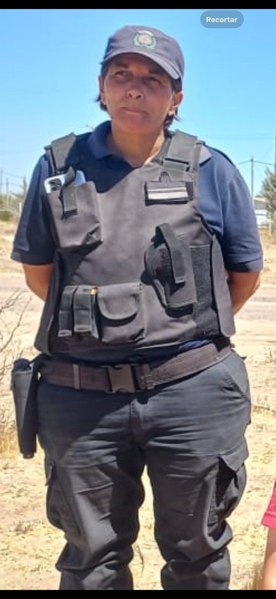 PedroLambertini's tweet photo. Ayer con EP vivimos una situación preocupante y violenta en suelo chubutense. Yo les cuento, ustedes saquen sus conclusiones.

Estábamos en una plaza de Madryn por el acto por los 30 años del incendio, al que había concurrido el flamante gobernador, cuyo nombre desconocía, y rostro jamás había visto. “Qué bien que esté presente”, pensé yo. Cuando lo llaman para hacer entrega de una ofrenda floral junto con la madre de una de las víctimas (foto 1) EP, que tiene formación militar y es muy de las formas, se indigna y me susurra: “no puede venir así vestido a un evento como este, es una falta de respeto”, a lo que suscribo callado sin saber lo que vendría después.
Cuando el gobernador, quien no aparenta tener más de cuarenta años, regresa a su lugar a un brazo de distancia de nosotros EP no puede contenerse y le reprocha en tono de admonición, pero sin vulnerar la solemnidad del acto: “un gobernador tendría que venir mejor vestido a un acto como este”. El dirigente, visiblemente descolocado, gira para verlo, lo escanea de arriba a abajo y, desdeñoso, responde: “¿y vos, qué?”
⁃“vos sos el gobernador, tendrías que estar mejor vestido para una ocasión como esta”, insiste EP.
⁃“¿Y vos quién sos?”, increpa en tono despectivo.
Y ahí tuve que abandonar mi condición de espectador, e ingresar al intercambio:
⁃“Él es uno de los que colaboró en las tareas de intento de rescate, y el que pagó 200 mil pesos un pasaje de avión para estar presente aquí hoy. Ese es”, musito no sin énfasis.
⁃Callado, gira la cabeza, mira para adelante y la cosa queda ahí. O eso creímos.

Finalizado ese acto nos dirigimos a otra locación, en la que se inauguraría una obra de arte en homenaje a los 25 caídos en cumplimiento del deber, donde el gobernador ya no estaría presente. Allí habremos estado unas dos horas. Luego, subimos a un auto de los tantos bomberos que se habían ofrecido para llevarnos camino al cementerio para el responso, y salimos. A pocos metros, en la ruta, nos encontramos con un control vial, que frena al auto que venía adelante y a nosotros. A su vez, vemos que se adelanta un móvil policial que nos seguía y también se detiene. Bajan tres oficiales (fotos 2, 3 y 4), y proceden a pedirle documentación de rutina al conductor. 
“Estamos con el equipo de bomberos”, explica una mujer que nos acompañaba. 
“Si, si, es control de rutina”, nos aclara el policía. 
Miren cómo continúa el amistoso “control de rutina”: primero a EP, que estaba sentado detrás de mí y luego a quien suscribe:

DNI (le sacan foto anverso y reverso avisando que después la borrarían), y proceden a sacarnos foto a nosotros dentro del auto.
¿Su domicilio es el que figura en el DNI?
¿Ustedes son de Madryn?
¿Nombre de su padre? (!!!)
¿Nombre de su madre?
¿Profesión?
¿Y usted donde trabaja?
La empresa, ¿municipal o provincial? (sic)
¿Y es de aca de Madryn?
¿Y como se llama la empresa?

Para que quedase bien claro que se trataba de una intimidación nada de todo lo anterior citado le preguntaron a las otras dos personas que viajaban con nosotros. Ipso facto establecí una relación entre esa coacción y lo que había sucedido previamente pero, lo dicho, hagan sus inferencias.

El desafortunado episodio de ningún modo  empañó haber podido estar presente en el acto acompañando a los héroes y sus familiares, pero no deja de ser una invitación a reflexionar sobre el país en el que queremos vivir.