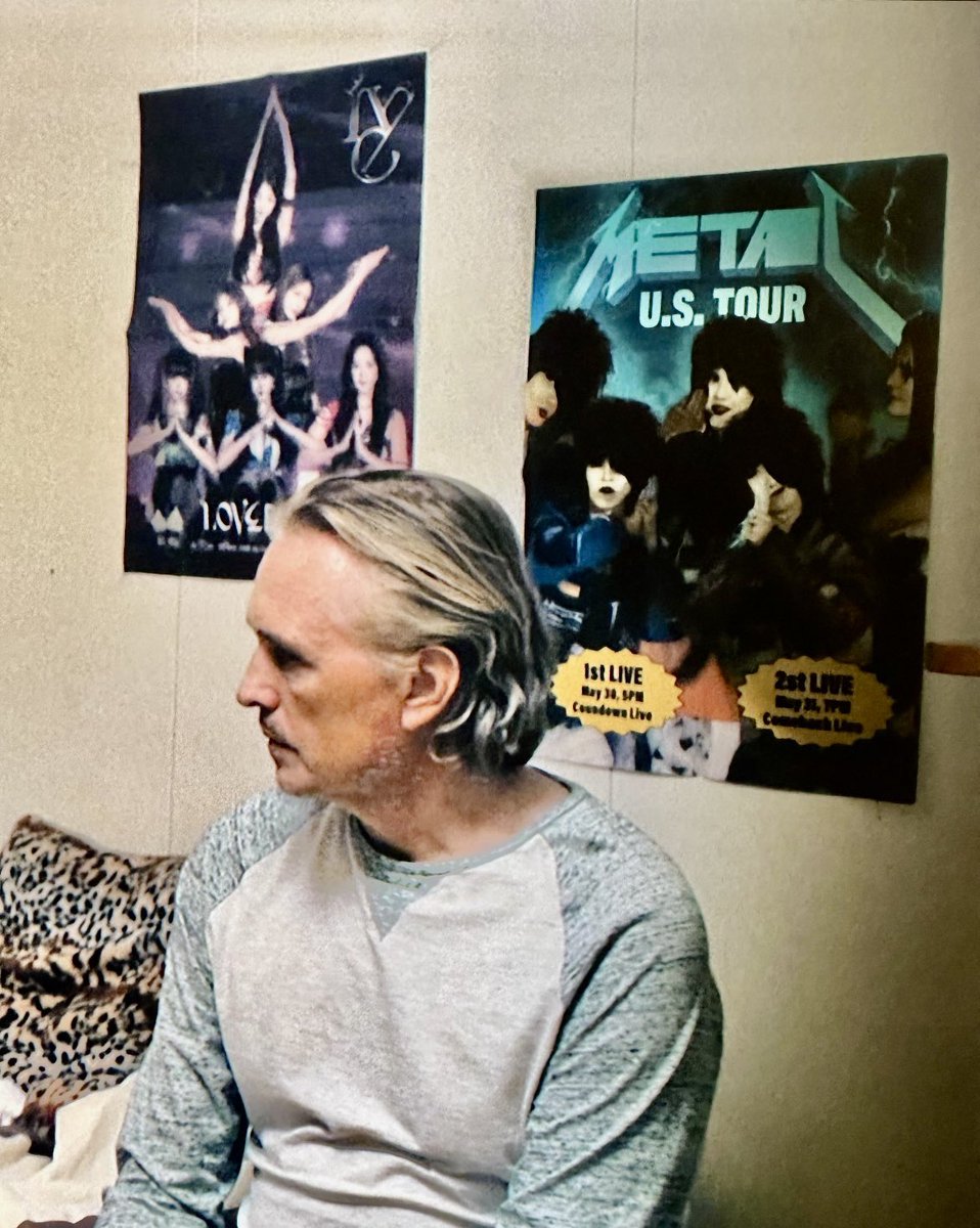 These AI posters in True Detective are distracting AF. 2st!