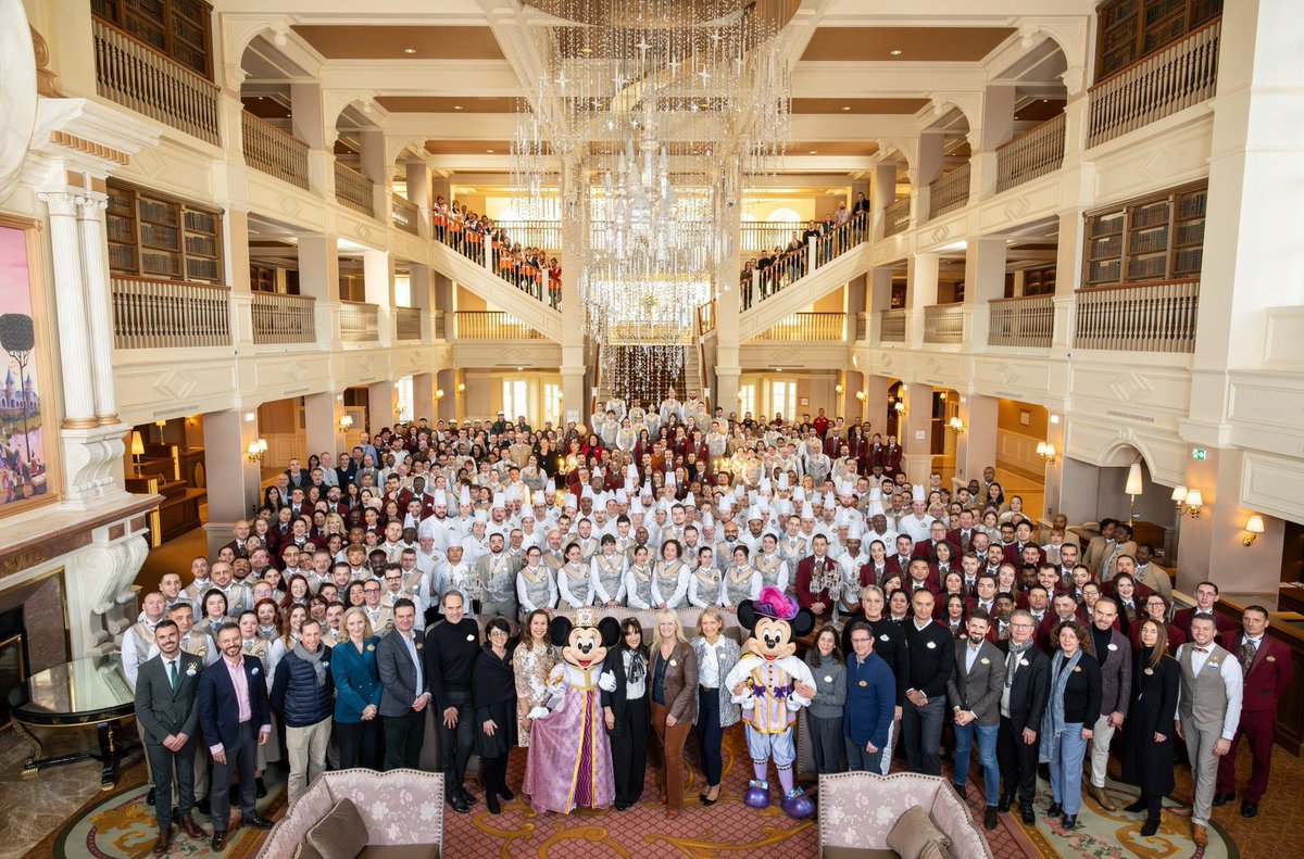 Diese Woche ist es soweit, am 25. Januar eröffnet nach langer Umbauphase das Disneyland Hotel wieder!￼￼

Das Wiedereröffnungsteam besteht aus mehr als 800 Cast Member aus rund vierzig Nationalitäten.

#DisneylandParis