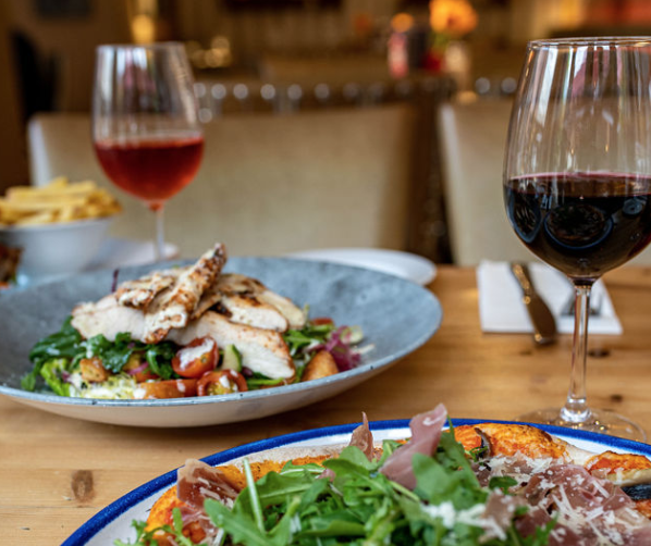 LP_TheFarm's tweet image. MONDAY MADNESS ALERT! 
Say goodbye to your Monday blues, Join us before 8:30pm and enjoy a whopping 25% OFF food🤩🍴

#MondayMood #TheFarm #Solihull #NoBull #EatDrinkAndBeMerry #MondayMadness
(discount is not applied with other discounted items)