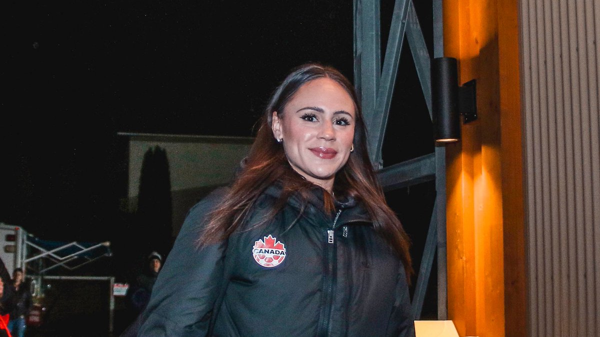 CANSoccerDaily's tweet photo. #CanWNT/#CanXNT's Bianca St-Georges is looking ahead to a new start in 2024 with the #NWSL's NC Courage.

@SHEscoresbanger sat down for a 1-on-1 chat with BSG about the move, injuries, Christine Sinclair's impact &amp; much more ✍️👇 | 📸 @audreymagny_

https://t.co/l4KhKEkaGX https://t.co/2xWqd3VFdb