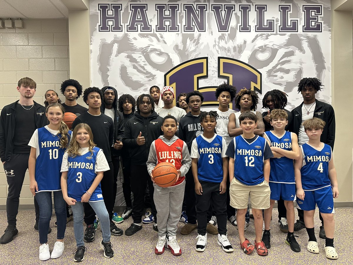 Lady 🐅🏀 and @HahnvilleMensBb want to give a huge shout out to the St. Charles Parish Parks and Recreation Basketball League for the love and support shown on Friday night!! 
#OURFUTURE
#WEOVERME
#FAMILY