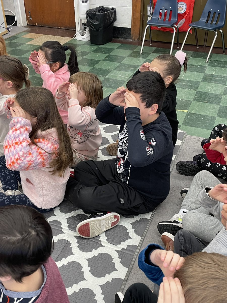 MarisaLVJackson's tweet photo. “What do owls 🦉 do every day?” Sometimes they have to fly and catch their prey…getting our @RIAudubon Owl presentation started in Kindergarten this morning at Woodridge @CranstonSchools ! #exploration #smartScientists #SerenatheOwl #homeoftheWizards 💙🧙♂️💛 https://t.co/GSbiVbe6mx