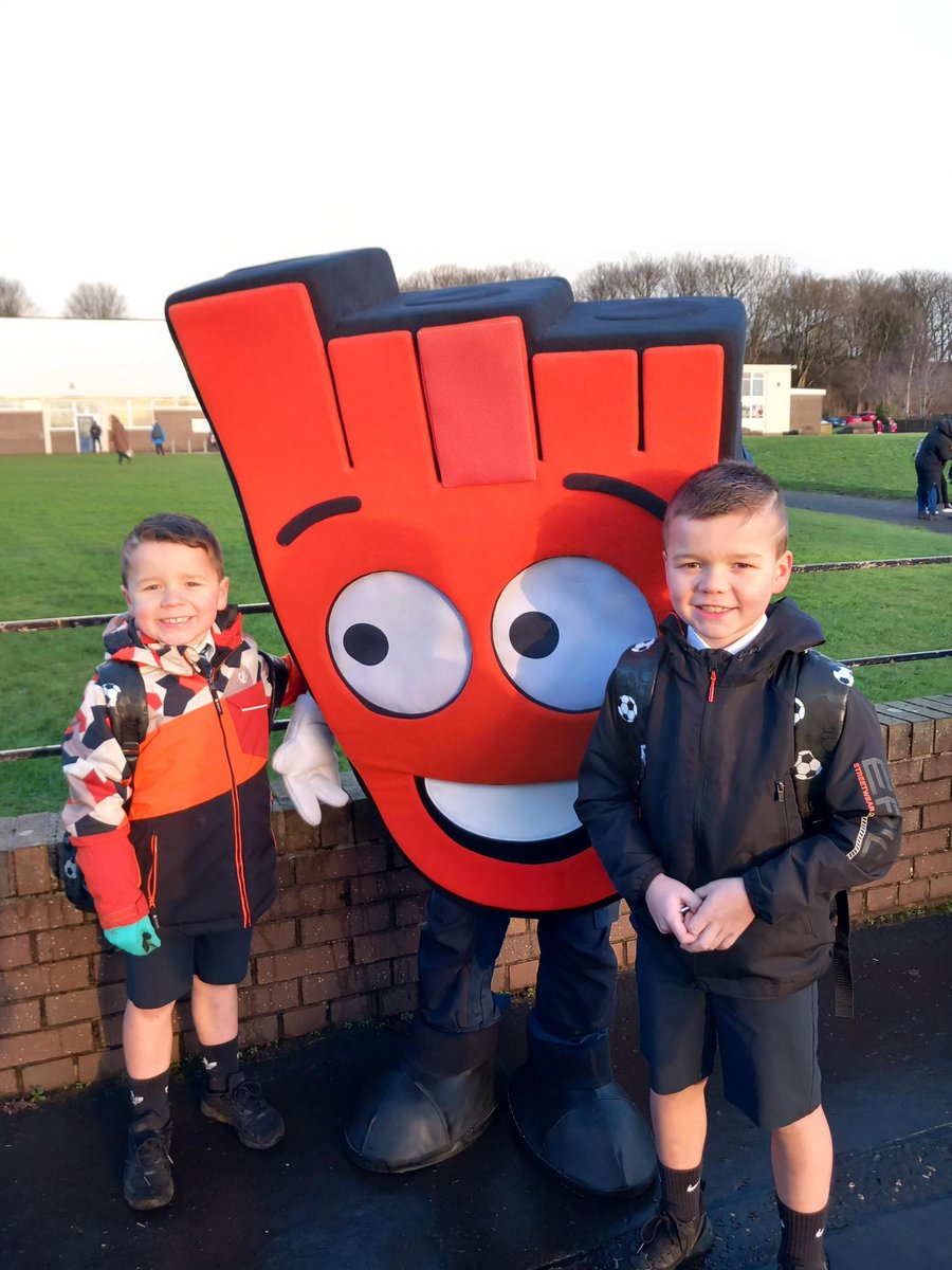Thanks to <a href="/djbarratt/">Cllr. David Barratt</a> who joined pupils  – and Strider! – at Dalgety Primary School this morning to learn how #ParkAndStride can make the #WalkToSchool an easier option for families.

livingstreets.org.uk/press-media/fi…