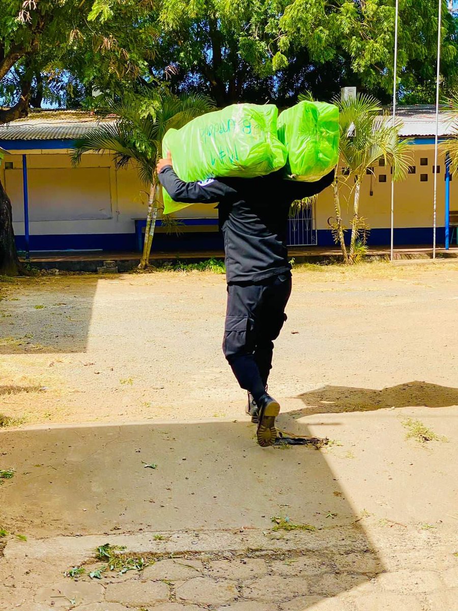 Con compromiso y desarrollo, se esta distribuyendo 1M de paquetes escolares y 60K maletines a estudiantes y docentes en escuelas públicas de Nicaragua, seguimos en el desarrollo humano, económico y social 🍎🎒 #UnidosEnVictorias #4519LaPatriaLaRevolución 
<a href="/samcarrion18/">𝐒𝐚𝐦𝐚𝐧𝐭𝐡𝐚 𝐂𝐚𝐫𝐫𝐢ó𝐧❤️🖤 🇳🇮</a>