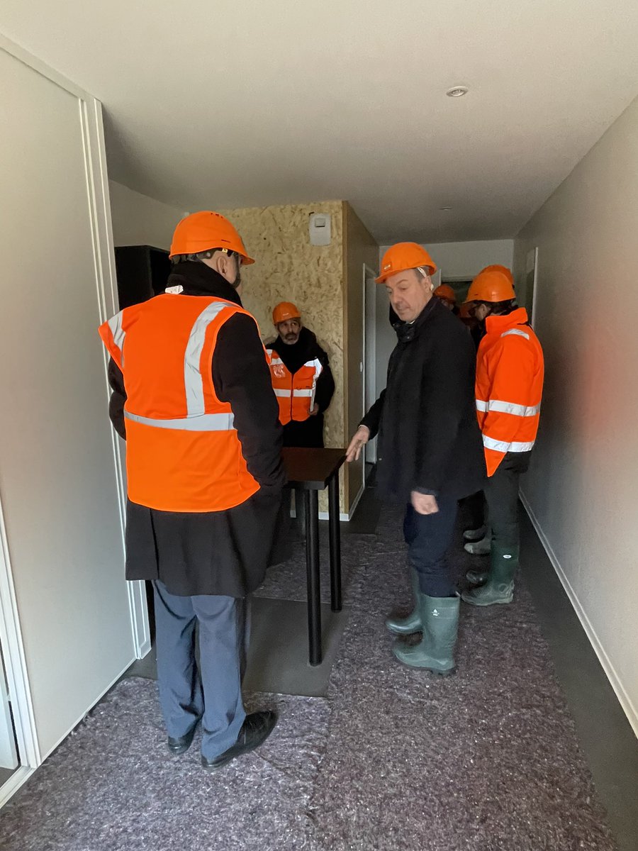 fgrzeziczak's tweet image. Visite de chantier : transformation de taille sur le campus universitaire de Cuffies. 300 logements #étudiants en #modulaire #bois remplacent peu à peu les anciens bâtis. Un projet #environnemental, #qualificatif, #performant et #durable pour les étudiants du #territoire.